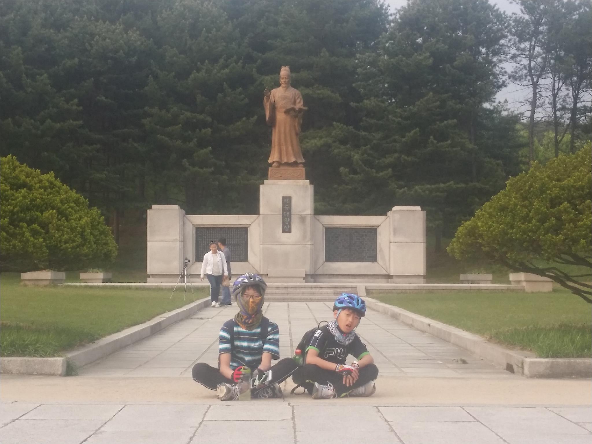 승열이는 남한강 자전거라이딩중 여주 세종대왕릉에 잠깐 들러 대왕님의 기를 전수 받고 왔습니다....^^