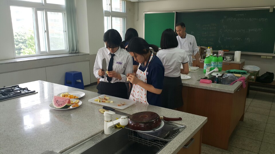 과일화채만들기활동4-손님접대용 과일 깎기 후 화채 만들기