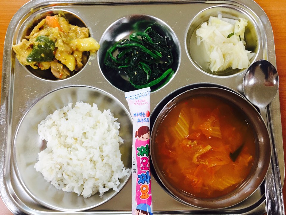 5월 3일 : 현미찹쌀밥, 참치김치찌개, 해물카레닭갈비, 시금치무침, 백김치, 짜요짜요