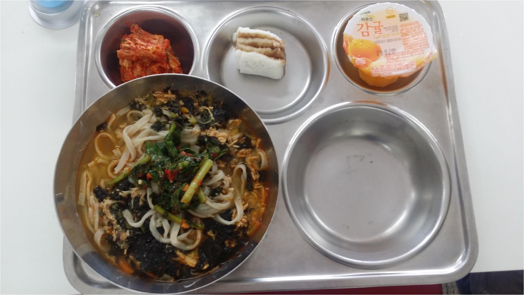 닭칼국수,열무겉절이,배추김치,감귤쥬스,꿀백설기,메밀차