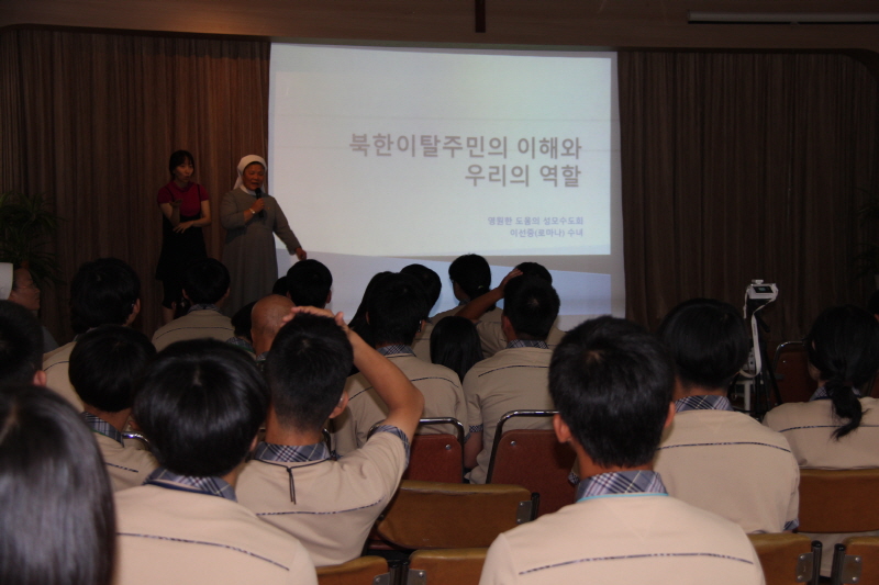 민족의식교육 강의 중인 강사님