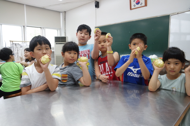 만든 비누를 가지고 사진 찍었어요