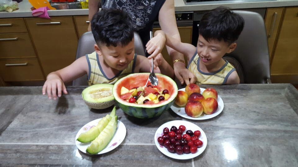 화채는 숟가락으로 먹어야 제맛이지