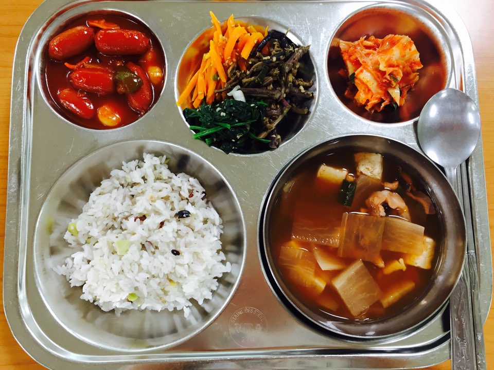 7월 12일 : 잡곡밥, 오징어무국, 비엔나채소볶음, 삼색나물, 배추김치