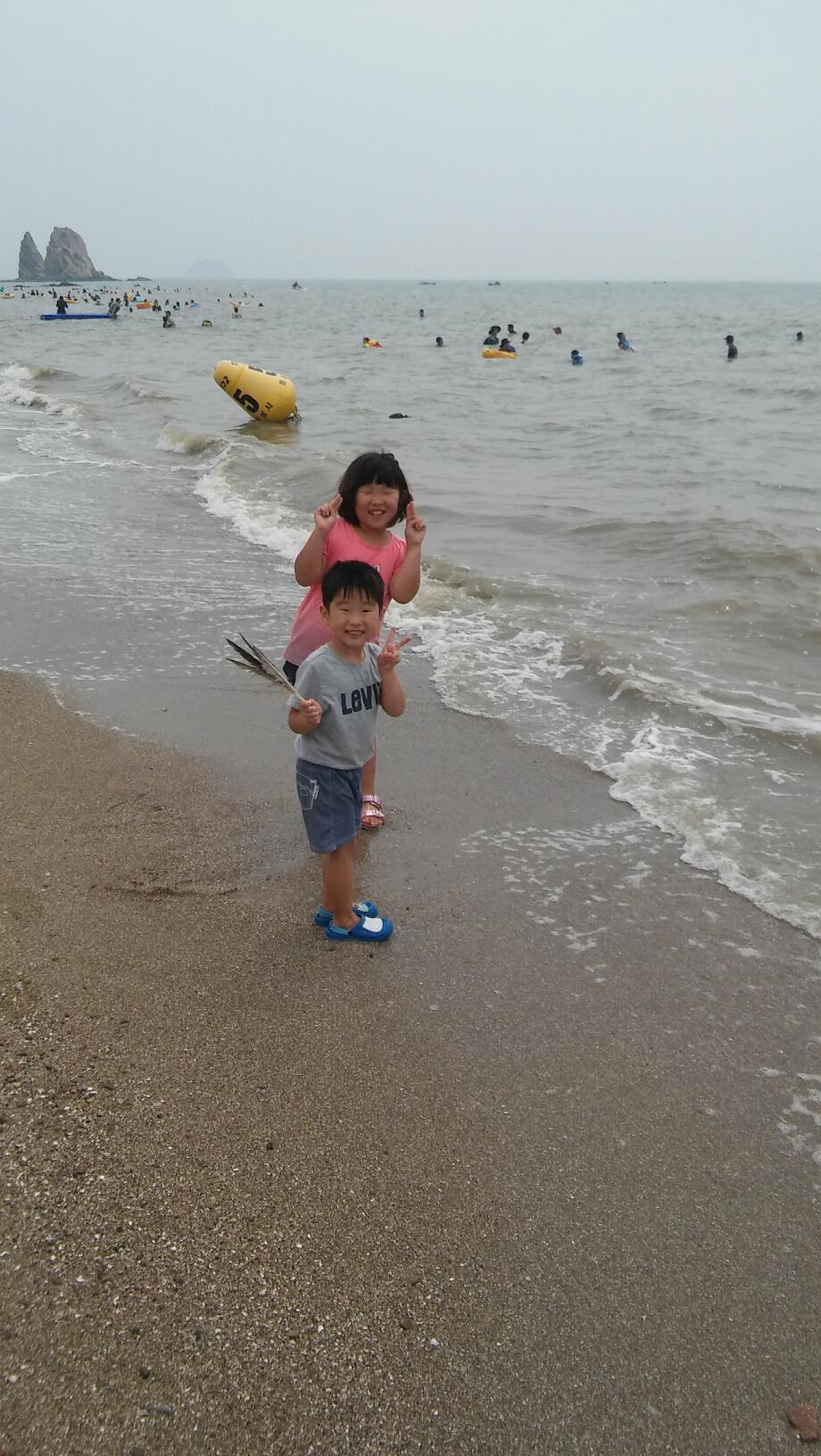 호미랑 장화랑 준비를 하고 진흙이 너무 많아 사진을 못찍어 아쉬움이 많이 남아요...하지만 진흙을 직접 밟고, 손에 묻히고, 호미로 캐는 모습이 너무 귀여운 우리 병엽이,, 조개는 못캤지만, 바닷게랑 고동을 주워와 재미있는 추억을 마음속에 남겼죠....^^