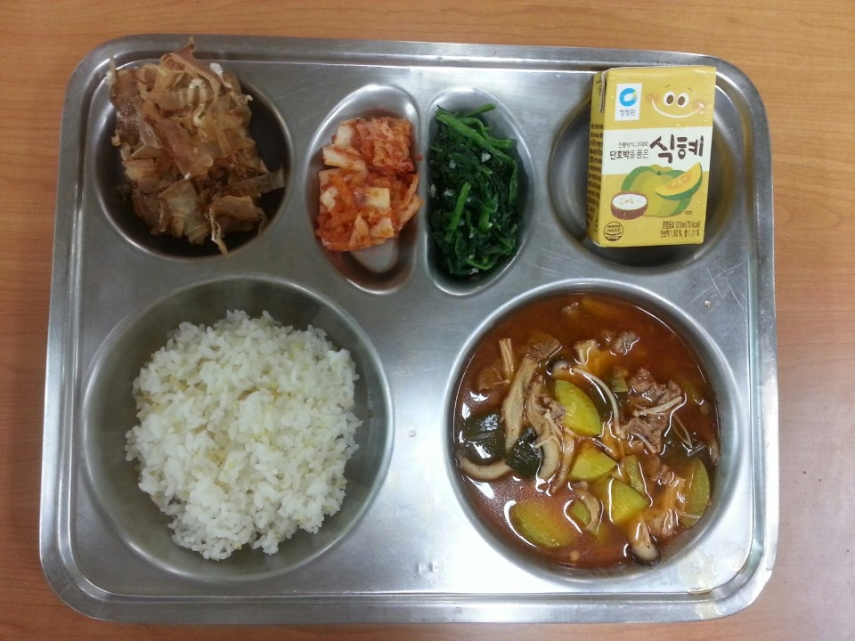 기장밥, 버섯찌개, 해물떡갈비, 시금치무침, 배추김치, 식혜