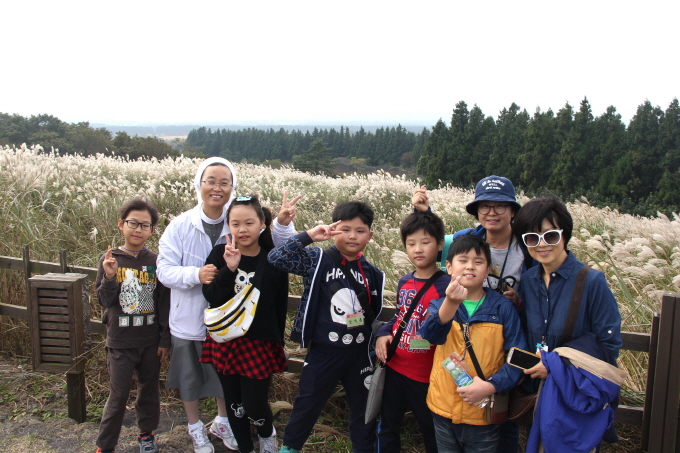 제주도수학여행-초3단체사진(산굼부리에서)