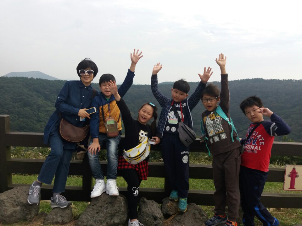 제주도수학여행-초3단체사진(산굼부리에서)