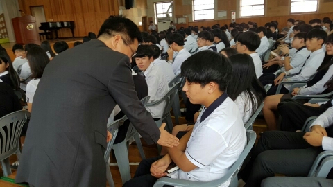 학생들 손을 잡으시고 당부와 격려를