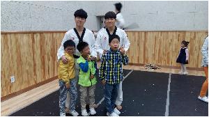 씩씩한 태권도시범단과 함께.jpg