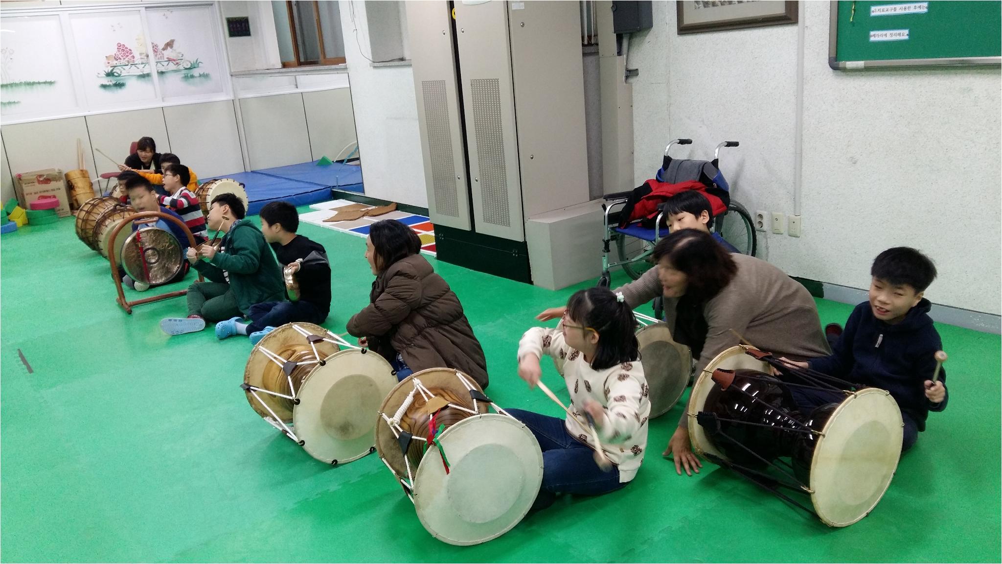 가락에 맞추어서 집중