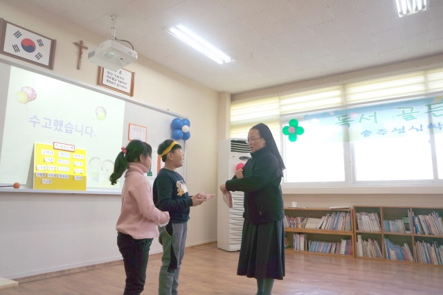 골든벨 울린 두 주인공에게 수녀님께서 선물을 주십니다.