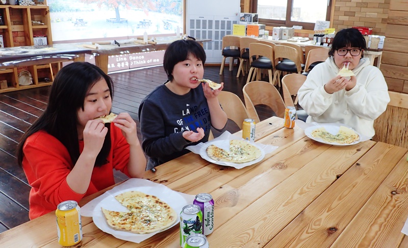 구운 피자는 맛있게 먹었습니다.