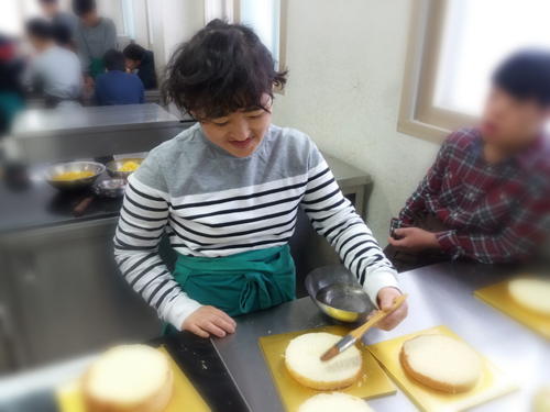 시럽과 물을 넣고 끓인걸 식혀서 빵에 붓으로 바릅니다. 촉촉하게~~