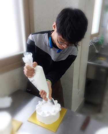 짤주머니에 생크림을 넣고 이쁘게 모양내어 짜줍니다. 요한이는 너무 많이 짜서 다 걷어냈다는...ㅠㅠ