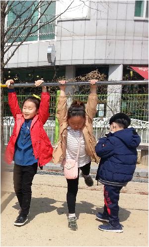 운동장 놀이시설 안전하게 이용하기(철봉) (1).jpg