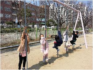 운동장 놀이시설 안전하게 이용하기(늘임봉) (1).jpg