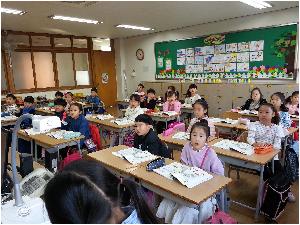 바르게 앉아 공부하는 모습.jpg