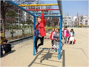 운동장 놀이시설 안전하게 이용하기(구름사다리) (1).jpg