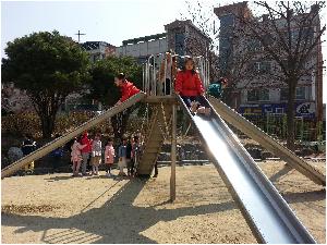 운동장 놀이시설 안전하게 이용하기(미끄럼틀) (1).jpg