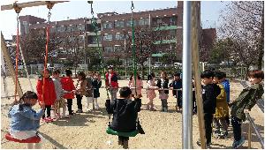 운동장 놀이시설 안전하게 이용하기(그네) (1).jpg