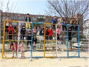운동장 놀이시설 안전하게 이용하기(늑목) (1).jpg