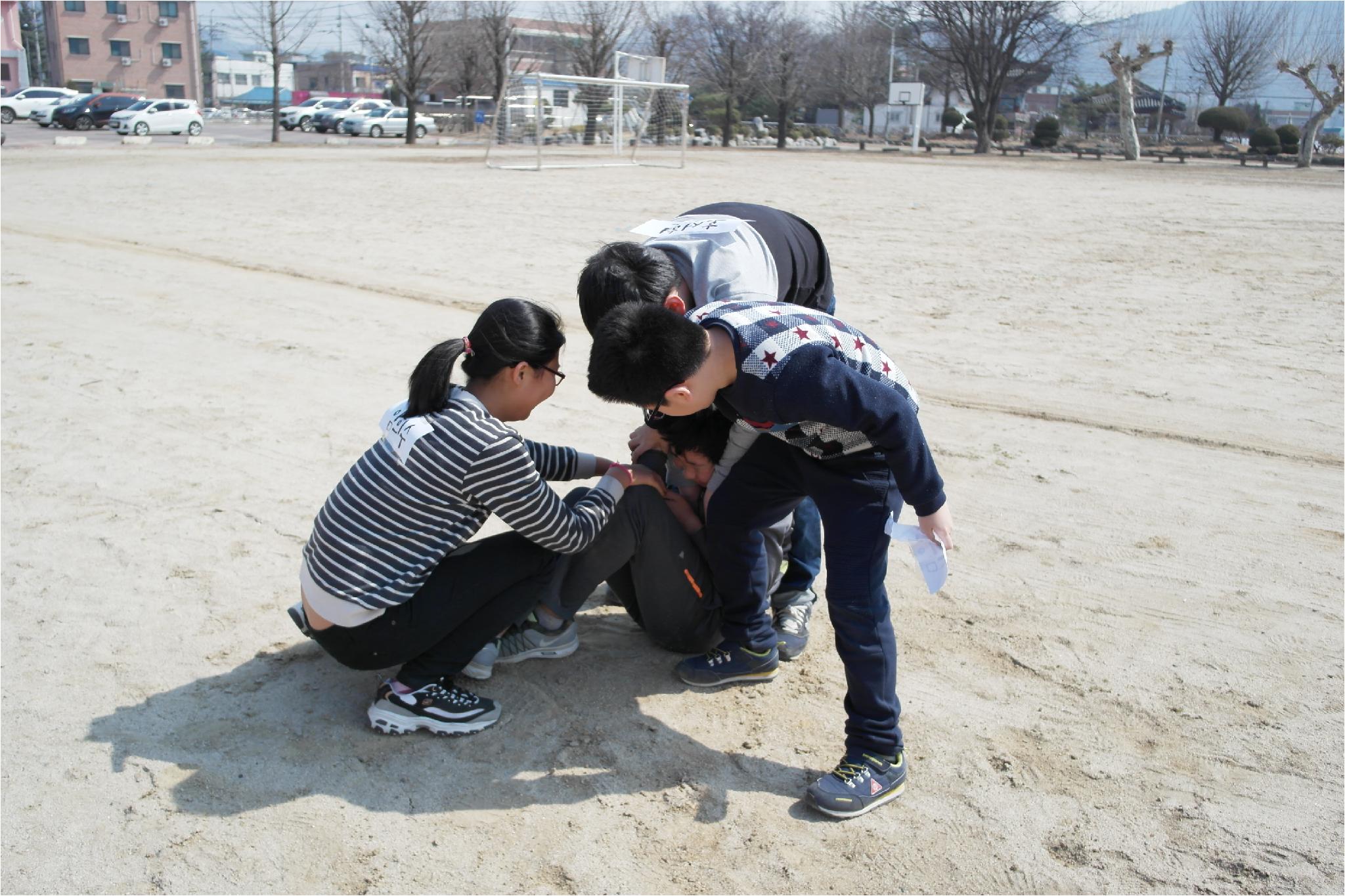 이름표가 찢기지 않기 위해 보호하는 영호
