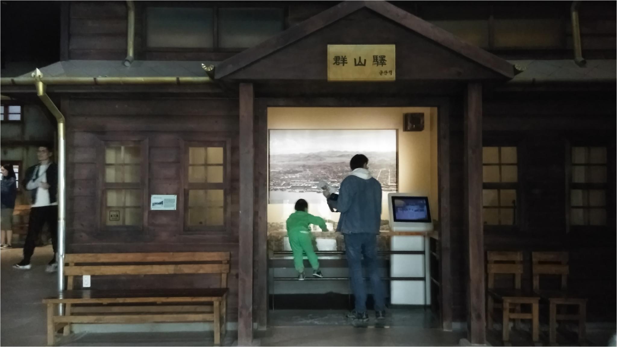 전국에서 수탈한 각종 물품을 싣고 내릴 군산항 앞 군산역