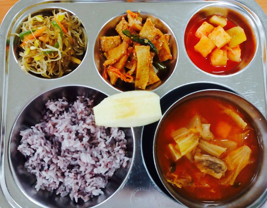 4월 6일 : 흑미밥, 돈육김치찌개, 매콤어묵볶음, 콩나물잡채, 깍두기, 사과