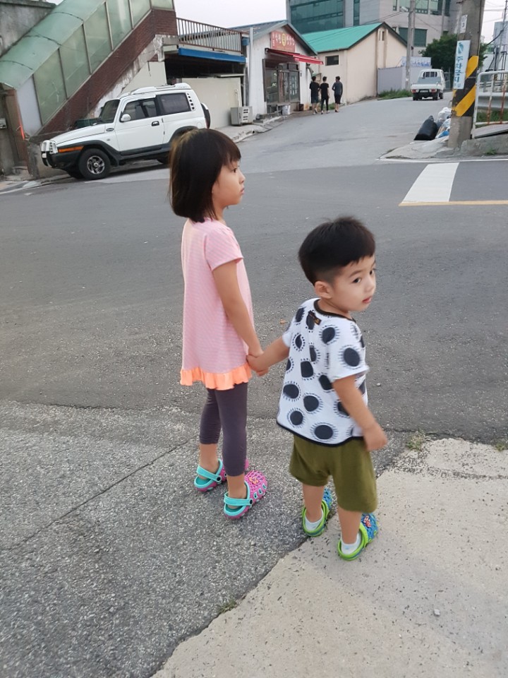 동생 손잡고 길 건너주기 1