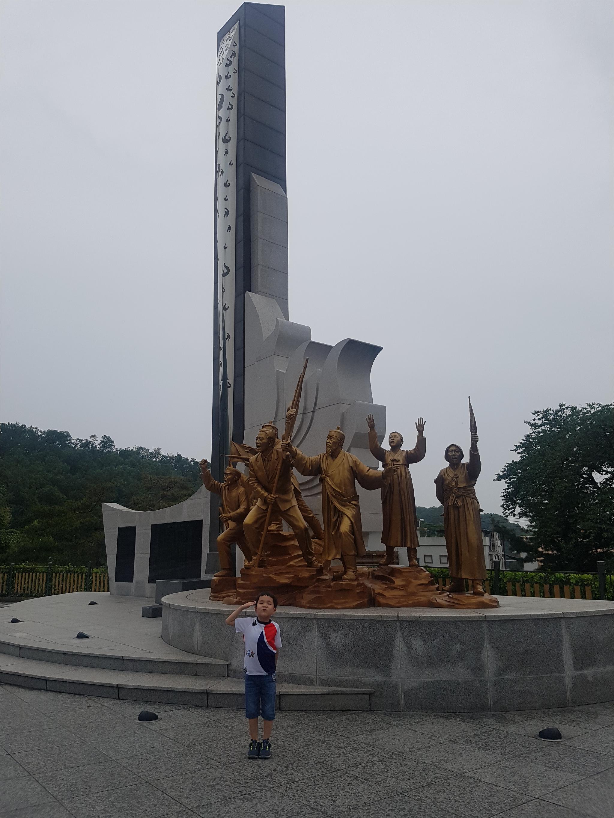 국기에 대한 경례를 하고~