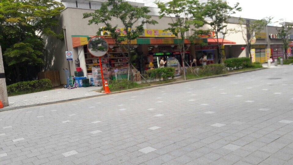 이곳은 행복마트인데 맛있는 과자 야채같은것을 팝니다 이곳또한 친절하십니다.
