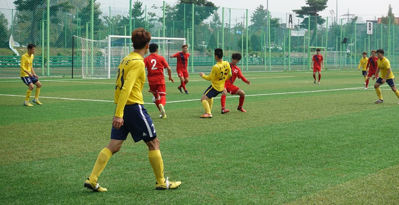 선배들의 축구 시합 모습