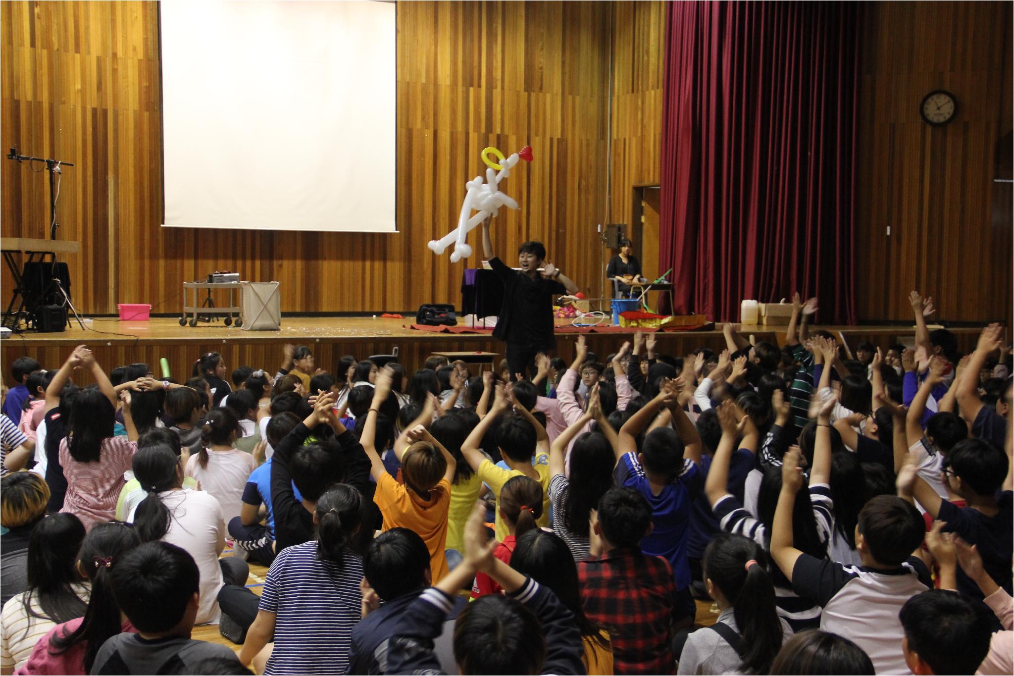 진천상산초등학교, “무지개 마차를 찾아서”공연 관람 사진(1).jpg