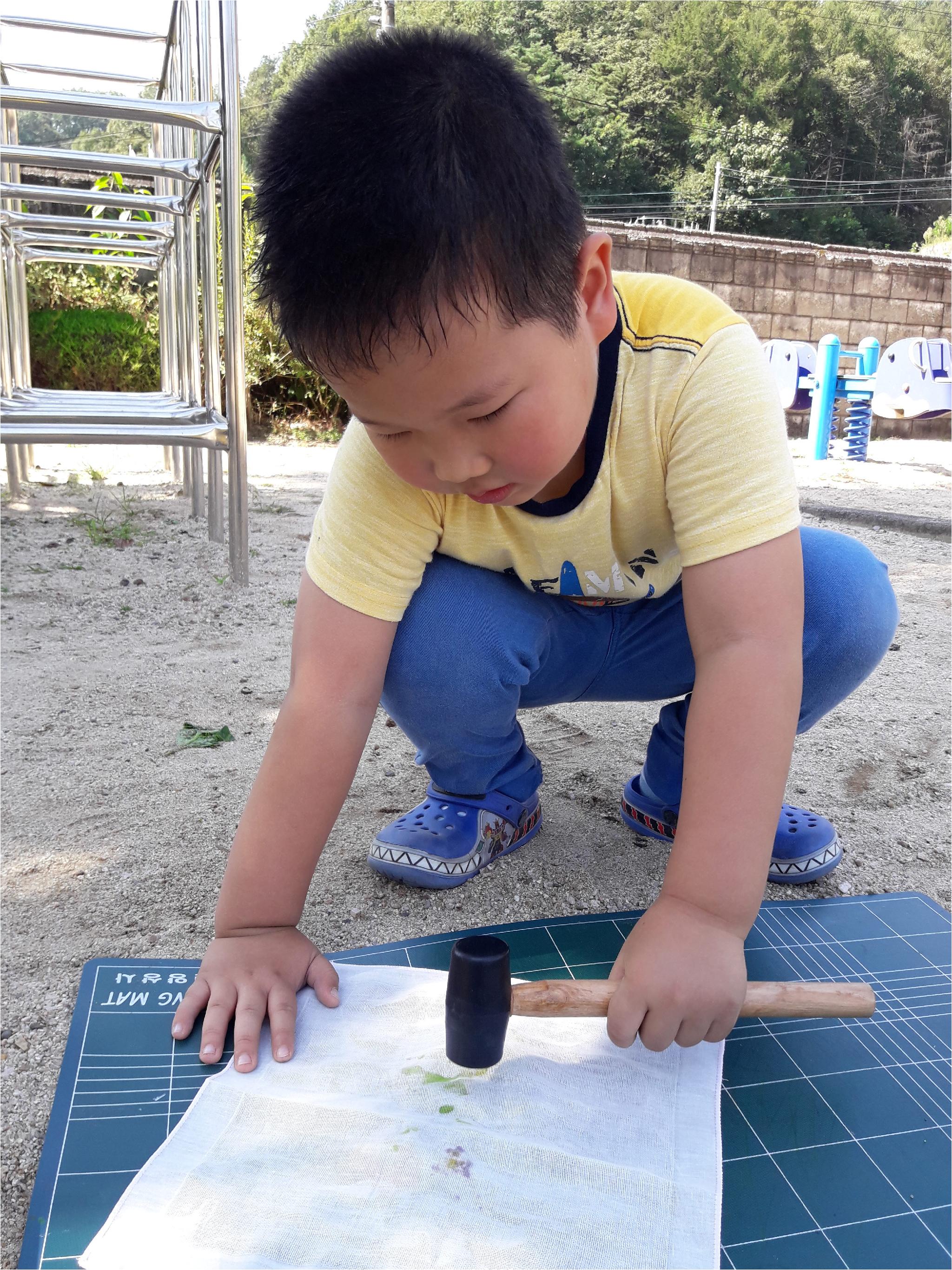 주변의 식물을 천연염색 재료로 사용하여 가제손수건에 대고 망치로 두드려 보았어요^^ 