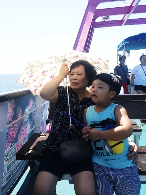 외할머니와 바다 바라보며