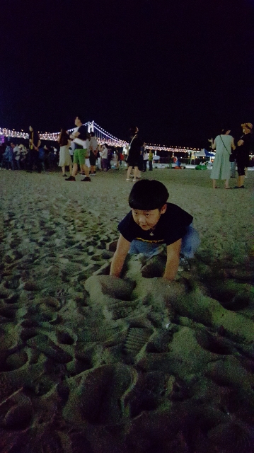 어두워진 바다에서도 아쉬워 모래놀이중인 규빈이