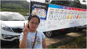 47분의 단군 현수막 옆에서.jpg