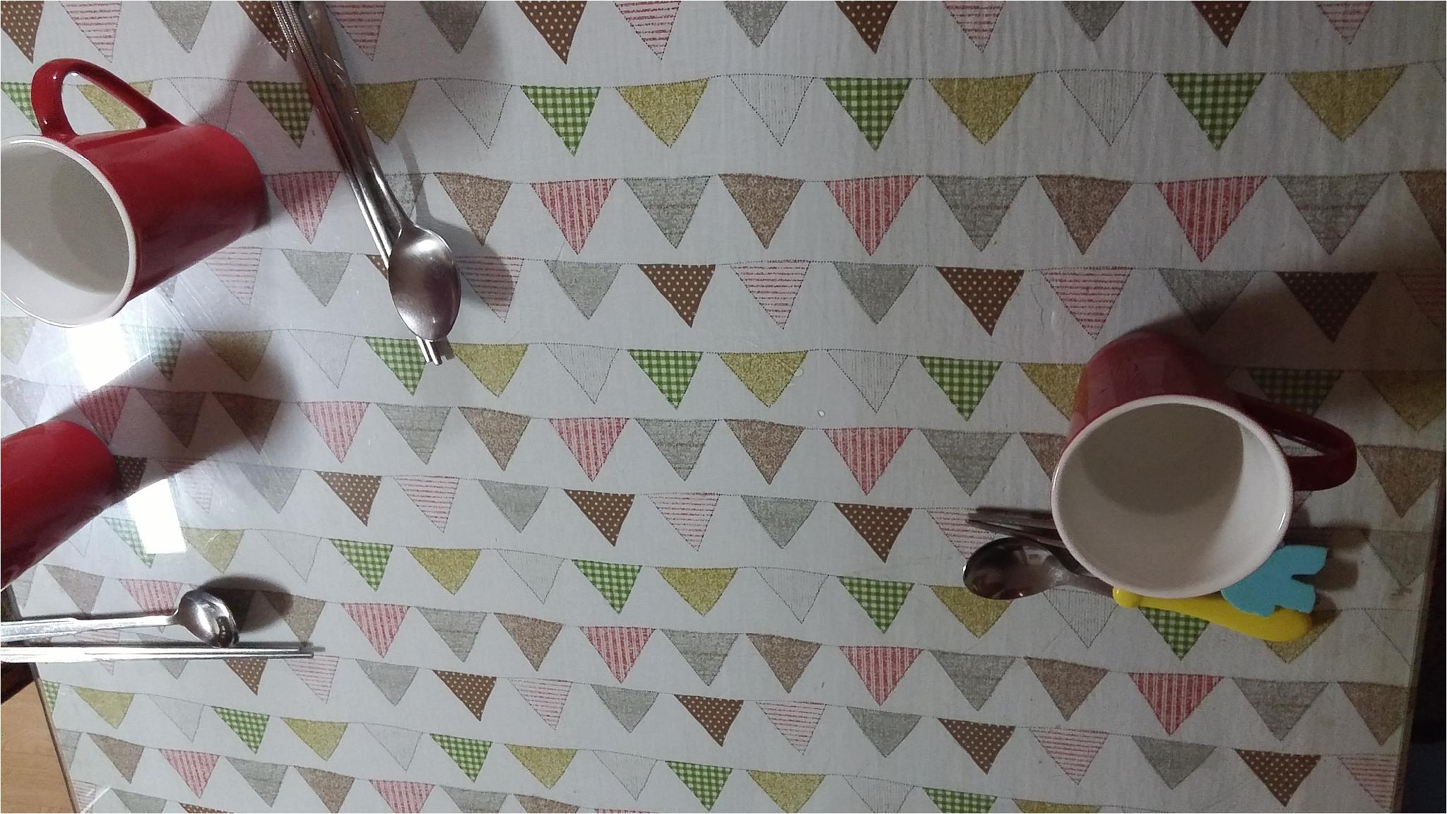 밥 먹기전 물과  수저를 가지런히...