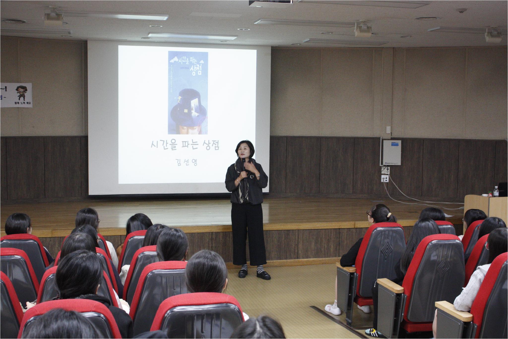 김선영 작가가 인물의 특징과 자신의 의도를 말하고 있다.