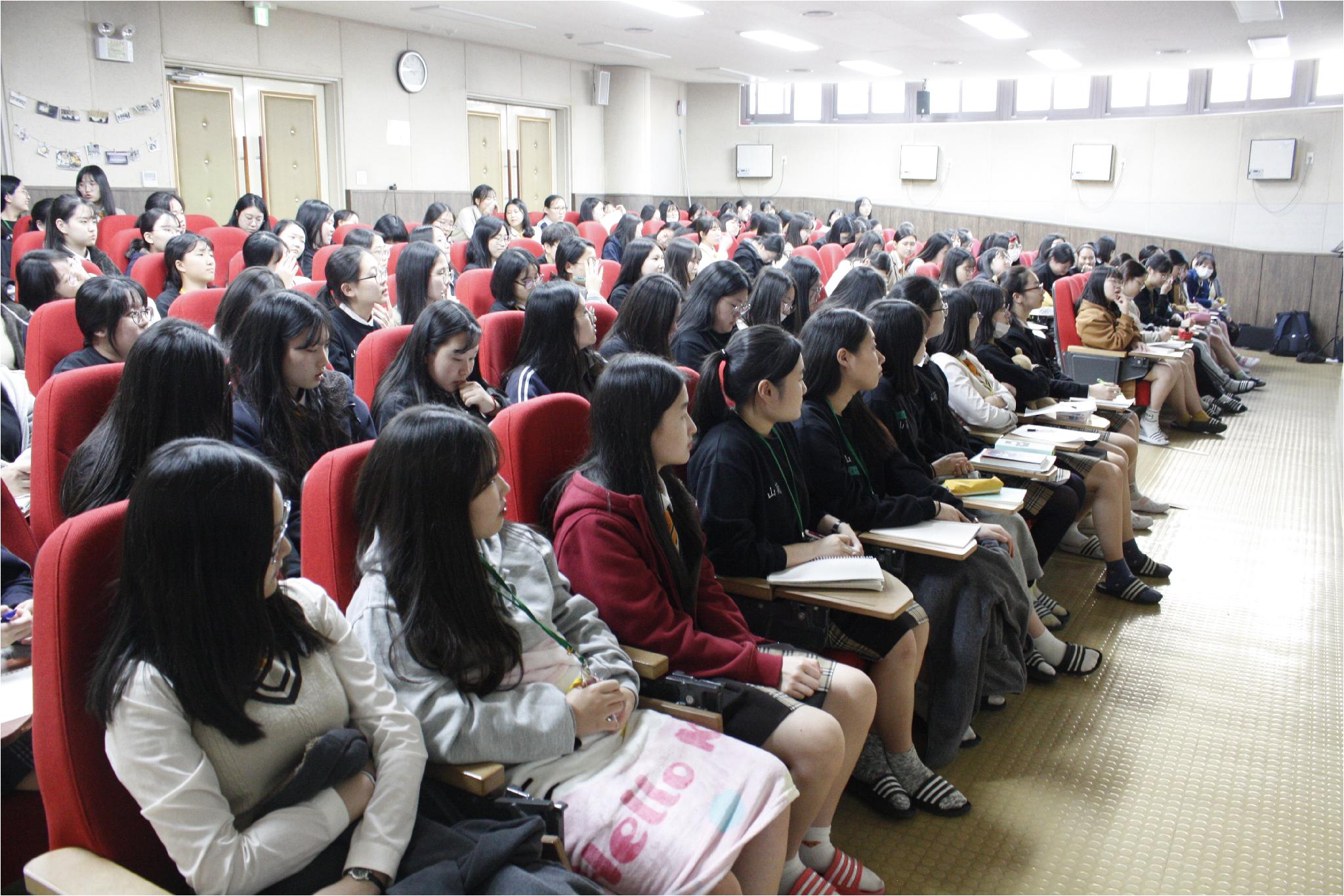 학생들이 자신의 생각과 비교하며, 강연을 듣고 있다.