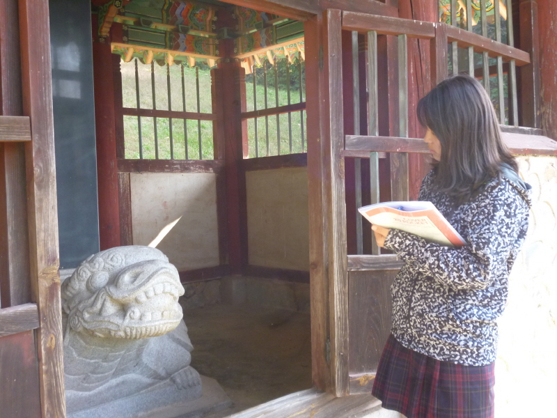 충장공신립장군순절비 내용을 적어보는 학생