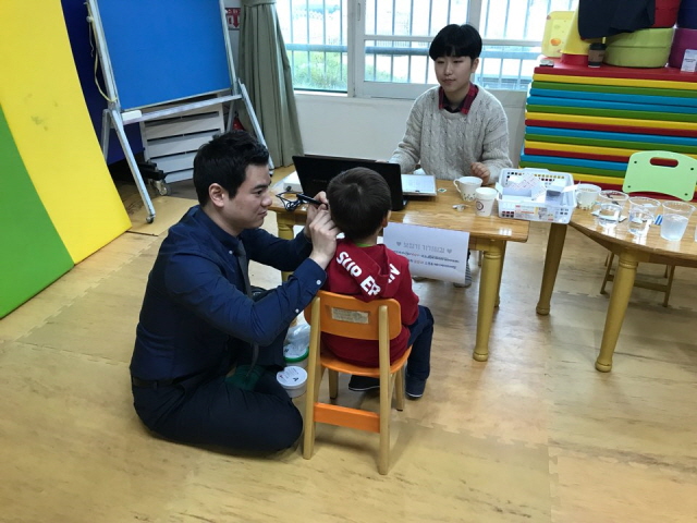 보장구를 점검받고 있어요