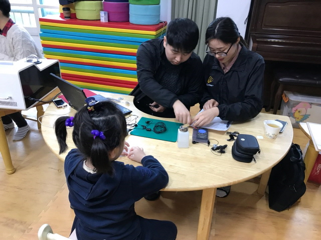 보장구를 점검받고 있어요