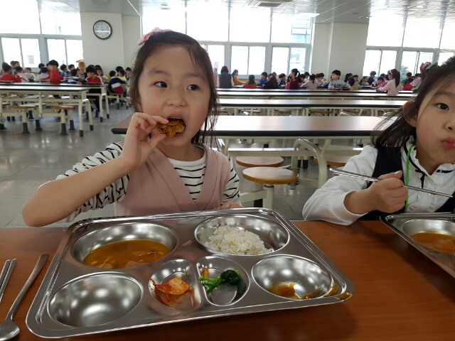 손으로 맛있게 냠냠