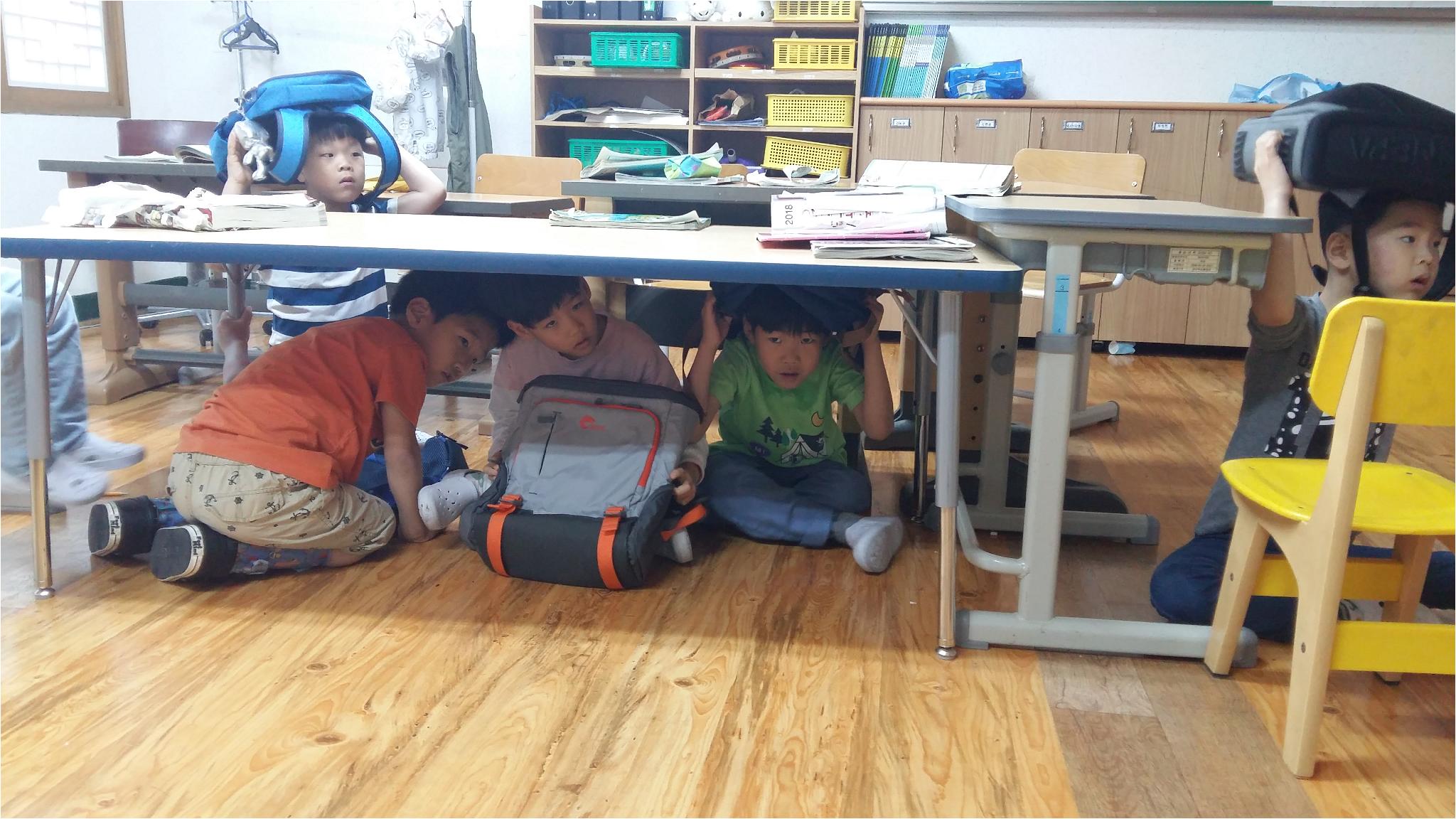 지진대피훈련 책상아래로