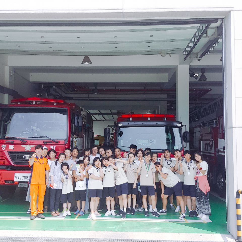 119 소방관과 중학교 선배들과 함께 기념 촬영