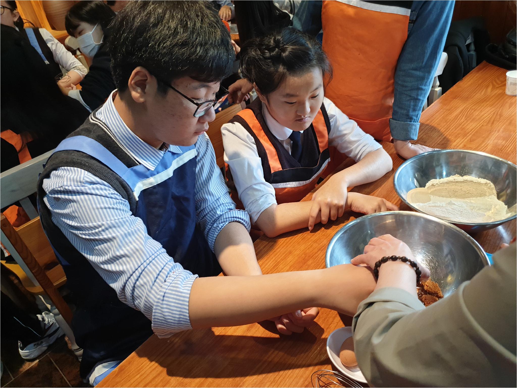 학생이 직접 빵 반죽을 만들고 있는 사진