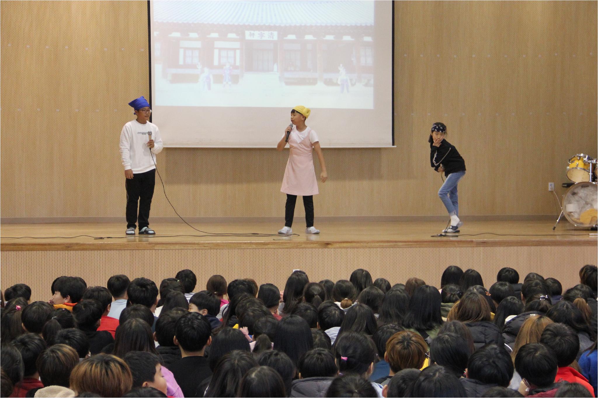 (2018.11.7.)진천상산초- 우리학교엔 지루한 조회 없어요! 사진(1).JPG