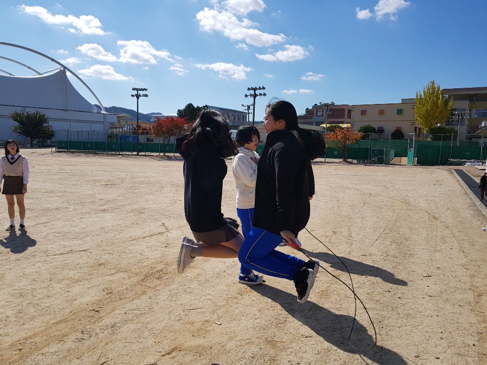 2인 줄넘기 하는 사진